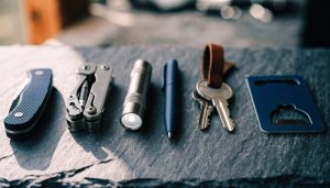 Kit EDC every day carry: navaja, multiherramienta, linterna y llavero